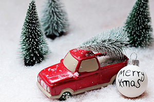 Auto mit Weihnachtsbaum und Weihnachtskugel